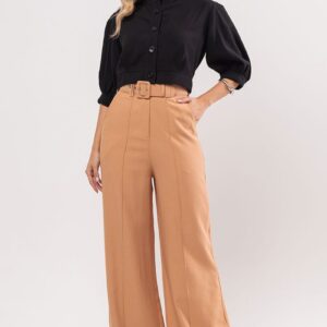 Calça Miss Misses Alfaiataria c/cinto Caramelo, botão forrado, bolsos, pantalona.